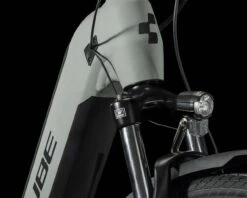 Cube Kathmandu Hybrid ONE 750 - Easy Entry Elektro Trekking Bike 2023 | Swampgrey´n´black 10 Cube Kathmandu Hybrid ONE 750 - Easy Entry Elektro Trekking Bike 2023 | Swampgrey´n´black -Günstiges Kurbel Sprint Geschäft cube kathmandu hybrid one 750 easy entry elektro trekking bike 2023 swampgreynblack l 003 95608 2200x1760 1280x1280